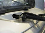 VOLVO V70 イカリング・アイライン施工 まずバンパーを外すためにワイパーを外します。以外にこの作業が結構面倒です。ウォッシャー液のホースが厄介でした。