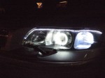 VOLVO V70 イカリング・アイライン施工 ロービームにプロジェクターをインストールしました。ただし前期はレンズにスリットが入っているので、微妙に光が拡散してリングの輪郭がぼやけてしまいます。これはこれでいいと思いますが、アイラインは所有者の独断で取り付けしました。微妙な仕上がりです。