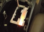 ハイラックスサーフ インパネLED打ち替え シフトゲージの照明は片側から反対まで飛ばしているようです。通常アクリル板等で拡散させるのですがこの車には付いていませんでした。光が反射するようにアルミテープを下に貼り付けます。