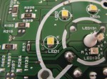 コルト LED化とフットLED施工 チップは通常3個1回路で組まれるはずです。1チップあたりに3.2Vぐらいの電圧を掛けるように回路を設計するのですがこの基盤は2個単位で回路が組まれているようです。3Vの点灯装置でLEDを点灯させてみても明らかに光量不足です。恐らく電圧が4V以上のチップが使われていると思われます。当方にはそのようなチップは在庫に無いので今回は何も変えずにそのまま元に戻しました・・・。