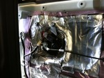 アルファード デッドニング施工 ブチルテープをサービスホール上部に貼り付け、アルミテープで表面を整えます。これによりホールが蓋をされドア内張りが一枚の板状になります。あと、ドアの外側の天板にも振動防止のゴムシートをブチルテープで固定します。