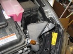 ハリアー ハイブリッドのデイライト施工とウィンカーLED(持込) 今回のデイライトはエンジンスタートで白色100%照射、スモール点灯で50%減光、ウィンカー点灯でオレンジ色に変色するタイプなので電源取り出しの為各電球を外します。手が入らないのでヒューズボックスを外してアクセスします。