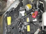 ハリアー ハイブリッドのデイライト施工とウィンカーLED(持込) 反対側もウォッシャータンクの注水口を外します。