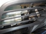 ハリアー ハイブリッドのデイライト施工とウィンカーLED(持込) グリルの間にデイライトを設置するため真ん中の補強部分をカットします。