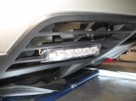 ハリアー ハイブリッドのデイライト施工とウィンカーLED(持込) サイズもピッタリだったので両面テープは使わずにインシュロック(タイラップ)で固定します。