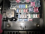 ハリアー ハイブリッドのデイライト施工とウィンカーLED(持込) デイライトの電源はエンジンルーム内のヒューズボックスから取り出します。写真の丸の部分のヒューズです。ただしこちらはハイブリッドのみとなります。