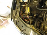 ワゴンRのHIDヘッドライトバルブ交換 交換施工前の状態です。既にバラストが設置されています。ヘッドユニット交換時に手間だったのか、前回の配線がそのまま残っていましたが、H4の配線だったためそのまま再利用することはできませんでした。