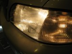 14系クラウンマジェスタのHIDヘッドライトとLED取付 まずは黄ばんでしまっているヘッドライトのレンズを磨きます。コンパウンド等で表面を削ってしまうと1ヶ月後にはまたもとの状態に戻ってしまいます。当店では専用薬剤を使って表面の酸化したプラスチックのみを溶かして除去します。最後にガラスコーティングを施工することによって長期間クリーンな状態を保持します。