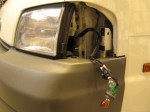 ボンゴトラックのHIDヘッドライト施工 運転席と助手席からネジを2本外して、ウィンカーのユニットを外します。