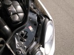 Mercedes-Benz W211 AMG ヘッドライトバルブ交換 反対側は左手での作業になるため、右利きの方は少しコツが必要です。誤ってユニット内にバルブを落とすと悲劇的な事態になります。最悪の場合、バンパー脱着とユニット脱着でバルブを救出することになります。考えただけで恐ろしいです。