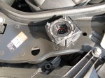 Mercedes-Benz W211 AMG ヘッドライトバルブ交換 ちなみにHIDの高圧ソケットは分離式です。このタイプのソケットは電源供給のコネクターを差し込むことで完全ロックとなります。逆にコネクターが刺さっている状態ではソケットは固定できません。日産のデュアリスなどにも採用されており、欧州車では標準的になってきています。