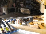  まずはリフトで車体を持ち上げて作業開始です。こちらの車は前期の車体に後期のバンパーをインストールしているため、バンパーの取り付けもかなりシンプルにしています。丈夫のプラスチックピンと隠しボルトのみでした。 
