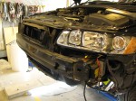  バンパーを外した状態です。後はヘッドライトのユニットが5本のボルトで止まっているため、外すとユニットがごっそり取り出せます。 