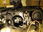  新しいユニットです。コネクターカットはせずに、半田で配線を取り出しギボシで車両と接続します。本来だとオートレベリングやコーナリングランプ機能が付いているのですが、前期車体のためこの辺の機能は無効になります。ちなみに中期インストールの際にBelofのHIDが施工されていたため、エラーキャンセラーはそのまま流用しました。ヘッドライトのバルブはD1Sでした。 