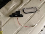 プレサージュ後期型 LEDライセンス球交換 表面の蓋を外してまずソケットを差し込みます。次にこの状態で車両に戻して点灯確認をします。極性がOKでしたらあとはケースを戻すだけです。