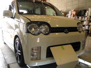 ムーヴカスタムのLEDイカリング取付施工（殻割り作業）