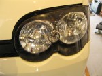ムーヴカスタムのLEDイカリング取付施工(殻割り作業) まず事前にヘッドユニットの写真を撮っておきます。この作業が大事で、その後表面に傷がつかないように養生テープでぐるぐるにするのですが、後でリング取り付けの際に確認するとき写真があると重宝します。