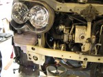 ムーヴカスタムのLEDイカリング取付施工(殻割り作業) まずはバンパーを外します。プラスチックピンとネジを外すといとも簡単に外れます。フォグとウィンカーのソケットは忘れず外しましょう。