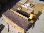 ムーヴカスタムのLEDイカリング取付施工(殻割り作業) あとはダンボールに入れて5分程度加熱します。このとき直接ユニットに風があたらないように気をつけてください。変形したら終わりです。
