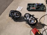 ムーヴカスタムのLEDイカリング取付施工(殻割り作業) 2個外した状態です。ちなみにリングは今回このリフレクター側に取り付けました。場合によってはカバー側の化粧板側に取り付けたほうがよい場合もあります。リフレクターを触る際にはビニール手袋必須です。指紋つくと厄介です。カバー外したら内側は絶対に触らないでください。ふきムラはなかなか取れません。どうしても汚れを取る必要がある場合は新品のマイクロファイバーでかるく拭いてください。