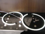ムーヴカスタムのLEDイカリング取付施工(殻割り作業) リングは真ん中のポジションリングに干渉するので適当な長さをカットします。カットする場所は基盤のパターンを見れば一目瞭然です。当店では超音波カッターを使ってカットするので、ものの5分とかからずカットできます。