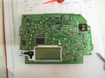 ハイゼットトラックのメータパネルLED打ち替えとエアコンパネル電球LED化 文字盤は2個のLEDだけで点灯しているようです。液晶は電極をニッパーで全部カットしてチップを交換後に、半田で接続します。ちなみに打ち替えに使うチップは既製品のT5等のLEDから採取します。個数が多い場合はプレート系のLEDパネルがお得です。500円で12個採取できますから、世間ではLED打ち替え用のチップで1チップ100円前後で売られているようなので、断然こちらの方がお得です。