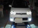 ムーヴカスタムのLEDイカリング取付施工(殻割り作業) 完成写真です。真っ白でマジイケてます。