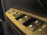  PWスイッチは運転席側の窓スイッチを上昇方向に3秒以上ずっと上げっぱなしにすることで、エマージェンシーモードを解除できます。どうやら指を挟んだりすることがあるので保護装置が働くみたいです。ドアコントローラーも「ピー」と音が鳴るにもかかわらず動作しない場合は、運転席下のスイッチの「ON」を確認して、ボタン2～3個を同時に3秒以上押しっぱなしにすることで解除できます。 