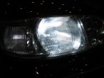 FY33型シーマのヘッドライトHID交換作業 ヘッドライトは2本のボルトと2個のナットを外すと取り外し可能です。あとはH4のリレーレスキットを使ってHIDをインストールします。