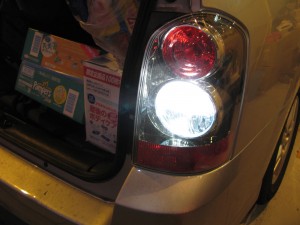 MPV のウィンカー/バック球デュアルカラー施工