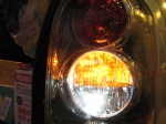 MPV のウィンカー/バック球デュアルカラー施工 ウィンカー時の明るさも十分で、真夏の炎天下でも負けない明るさを確保しています。