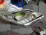 20系アルファードのヘッドライトイカリングとプロジェクター組み込み取付施工 カバーを外した状態です。決してカバー内側には直接触れないようにしてください。メッキ側は最後に磨くため多少は触っても大丈夫ですが、ビニール手袋は必須です。