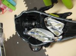20系アルファードのヘッドライトイカリングとプロジェクター組み込み取付施工 プロジェクターをハイビーム側に取り付けます。リングは針金を使ってしっかり固定します。