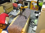 20系アルファードのヘッドライトイカリングとプロジェクター組み込み取付施工 この状態で10分近く暖めます。それでもやはりヒートガンの反対側はやや熱が冷めています。このサイズのユニットだとヒートガン2本でやった方が確実ですね。また、やはりヒートガン付近はかなり高温になるため、熱による変形が心配です。そろそろ温度計を配置した専用ケースを作る必要がありそうです。