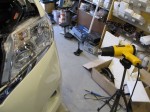 セレナC26のアイラインテープLED施工とデイライト取付 テープLED施工の際にはヘッドライトを温めながら施工すると、テープも曲がりやすくなるのでミスが少なくなります。