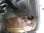 20系クラウンアスリートのウィンカー最強LED交換施工 まずは運転席にもぐりこんでウィンカー用のリレーを交換します。ハザードを点灯して「カチカチ」音がする機械を探し、コネクターを外してLED用のリレーに繋ぎ変えます。