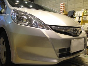 フィットハイブリッドのHIDヘッドライト施工