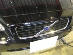 VOLVO V70のウィンカーLED交換取付 グリルは前回前期の物を取り付けたのですが、評判が悪かったとのことでまた元に戻しました。バンパー脱着のついでにフォグのHIDとヘッドライトのHIDをそれぞれ5000Kに変更しました。