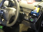 VOXYのLED打ち替えとウィンカーLED交換 例のごとくトヨタの車はパネルはめ込み式なので、各パネルを順番に沿って外していきます。各種スイッチは手が入るスペースを確保できるとあとは、爪を押さえて後ろから押すと出てきます。