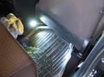 AQUA(アクア)のHIDフォグランプ交換とフットランプLED取付 フットランプはセンターコンソールに貼り付けました。明るさ重視で選択しましたがちょっと明るすぎたか。電源はルーム球からいただきました。助手席Aピラー付近にあります。この辺は他のトヨタ車は殆ど同じです。