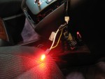 ハリアーのカーテシーLED赤とシフトパネルLED交換 シガーソケット、シフトパネル、スイッチの3箇所でLEDを交換しました。すべて赤色に統一しました。シフトパネルのカバーは4箇所の爪で固定されています。シフトロック部分はアクセスできないため、3箇所外した後にコネクターを外します。シガーソケットのところにはT5ソケットを追加しました。
