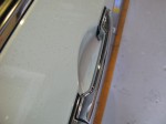 グロリアY34のドアノブ照明とインナーハンドル照明 アウターハンドルの内側にテープLEDを貼り付けます。あとはハンドルの付け根からリード線を引き込んでウェルカムランプのラインに接続します。リアドアには配線が無いのでフロントから新たに引き込みます。