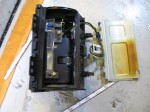 グロリアY34のドアノブ照明とインナーハンドル照明 灰皿ユニットを外して電球を交換します。T5ウェッジが刺さっているので2個交換しました。
