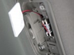  室内LEDの交換方法です。まず表面のカバーを精密ドライバーで外します。電球を同様にドライバーで外してそこにソケットを差し込みます。あとは点灯確認後に両面テープで貼り付けます。 