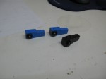 ハリアーのサイドマーカー交換作業(持込) 元々装着されていた5mm砲弾LEDには抵抗とダイオードが付いています。交換作業が面倒なため、当社の5mm砲弾LEDをホットボンドで直接固定しました。