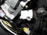 バモスのプッシュスタート取付 キーシリンダーにキーを挿しっぱなしでドアを開けると「ピーピー」鳴るコネクターを外します。