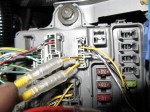 バモスのプッシュスタート取付 ヒューズボックスにドアロックモータの電源の線があるので、配線を割り込ませます。