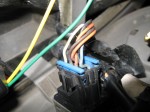 アストロのスマートキーシステム取り付け スイッチ信号はプラス12Vの2本を繋ぎます。車によってこのあたりは全然違います。