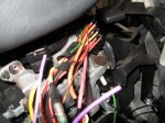 アストロのスマートキーシステム取り付け キーシリンダーに入っているメイン電源をそれぞれ配線していきます。スターター線はリレー経由で配線することにより、警報中はキーシリンダーを回してもエンジンスタートできなくします。通常このシステムは既存のキーシステムを停止しないため、どちらでも運転することが可能です。