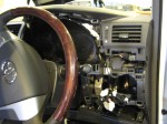  作業途中の写真です。今回は車内の全てのパーツをお客様にて外していただきました。非常に手際の良い方で正味30分かかっていません。当店ではお客様での作業を大歓迎しております。当方で外部施工しているときなどにご自身で外せるパーツは施工していただくことで工賃を大幅値引きいたします。ここまでパネルをばらせる方も珍しいですが、素晴らしい対応をいただきました。 